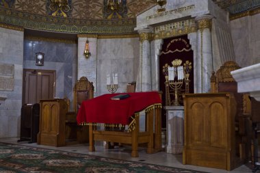 Moskova / Rusya Federasyonu - 21 Haziran 2018: Moskova koro Sinagogu, namazı arasında boş. renkli ve ciddi iç tuhaf desenleri ile. Sanctuary