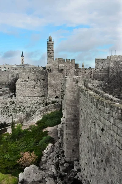Medieval Walls Jerusalem Ancient Stone Gloomy Sky Gloomy Towers Fortress — Stock Photo, Image