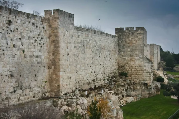 Mittelalterliche Mauern Von Jerusalem Uralter Stein Düsterer Himmel Düstere Mauern — Stockfoto