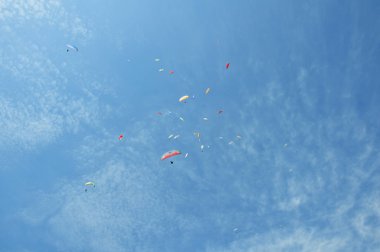 Nepal, Pokhara: Çevrelendiği bir dağ Sarangkot geçerli artan sırada çember vardır. Mavi gökyüzü, çok renkli kanatlar.