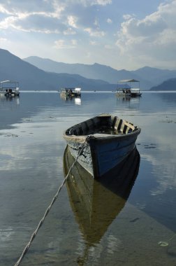 : Nepal Pokhara Lake Phewa ve çevresindeki eteklerinde bir manzara mavi tonlarında.