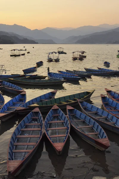 Tekneler ve altın su. İyi akşamlar, Himalayalar, Nepal, Lake Feva eteklerinde