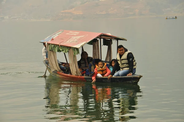 Nepal aile gölde bir tekne sürme