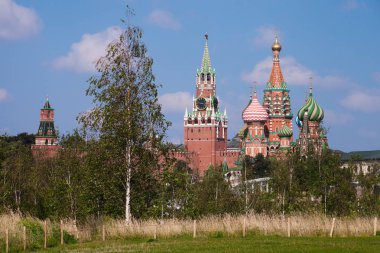 Saint Basil Katedrali, işçinin kule çayır ve huş ağacı. Yatay, Rusya'nın sembolleri: Moskova Kremlin, Doğa - Ağaç, alanları. Rusya Moskova