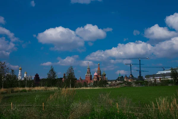 Moskauer Kreml Baukräne Vor Dem Hintergrund Einer Grünen Wiese Ein — Stockfoto