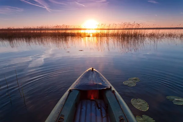 Kajak Schwimmt Der Aufgehenden Sonne Entgegen Dem Abenteuersymbol Der Bewegung — Stockfoto