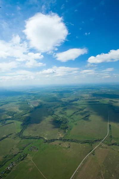 Hava yolu ve bulut kenarında bulunmaktadır. Havadan görünümü büyük bir yükseklikten. Bulutlar, gölgelerin içinden bulutlar, yol.