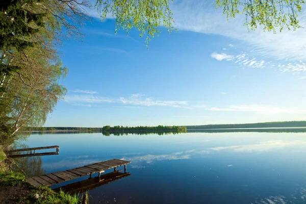 Dawn Het Rustige Wateroppervlak Van Het Meer Ochtend Blauwe Hemel — Stockfoto