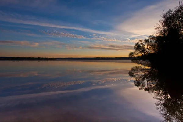 Amanece Sobre Tranquila Superficie Del Agua Del Lago Cielo Azul — Foto de Stock