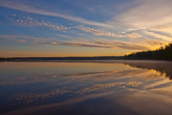 Amanhecer Sobre Superfície Água Tranquila Lago Céu Azul Manhã Iluminado — Fotografia de Stock