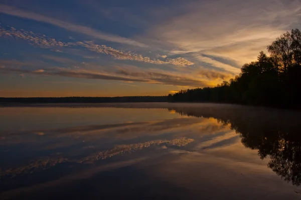 Amanhecer Sobre Superfície Água Tranquila Lago Céu Azul Manhã Iluminado — Fotografia de Stock