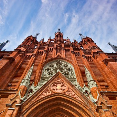 Moskova / Rusya-Temmuz, 26, 2018: Kutsal Bakire Meryem Immaculate Conception katedral. Dış, Gotik katedral kırmızı tuğla. Bir Gotik Katedrali ve mavi gökyüzü kırmızı cephe