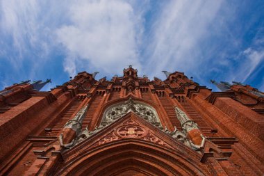 Moskova / Rusya-Temmuz, 26, 2018: Kutsal Bakire Meryem Immaculate Conception katedral. Dış, Gotik katedral kırmızı tuğla. Mavi bir gökyüzü karşı cephe Gotik Katedrali aittir
