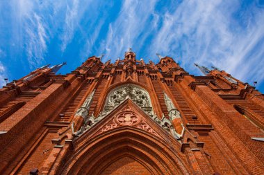 Moskova / Rusya-Temmuz, 26, 2018: Kutsal Bakire Meryem Immaculate Conception katedral. Dış, Gotik katedral kırmızı tuğla. Görkemli Gotik Katedrali ve mavi gökyüzü