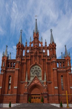 Moskova / Rusya-Temmuz, 26, 2018: Kutsal Bakire Meryem Immaculate Conception katedral. Dış, Gotik katedral kırmızı tuğla. Gotik katedral ön parçası.