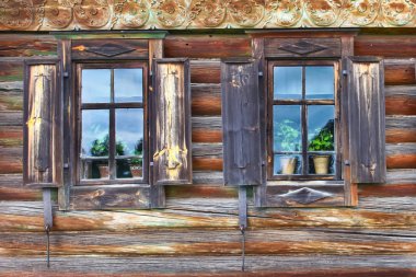 eski windows. Rusya. Windows duvar eski kayıtlar, cam ve ahşap kepenkleri arkasında parlak cam, yeşil çiçekli