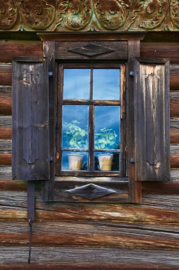 eski windows. Rusya. Windows duvar eski kayıtlar, cam ve ahşap kepenkleri arkasında parlak cam, yeşil çiçekli