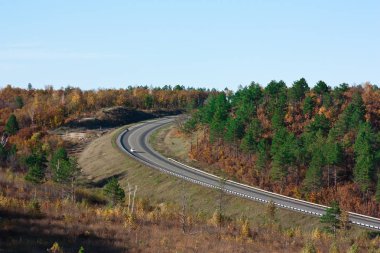 Blagoveshchinsk şehir ve Çin sınırında yol uzak doğu, Rusya, yolun ormanlar arasındaki yol açar.