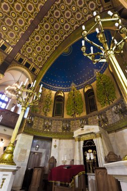 Moskova / Rusya Federasyonu - 21 Haziran 2018: Moskova koro Sinagogu, namazı arasında boş. renkli ve ciddi iç tuhaf desenleri ile. Kutsal şamdanlar