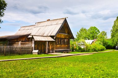 Eski ahşap köylü evi ve yeşil ciğeri ahşap kilise