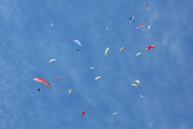 Nepal, Pokhara: Çevrelendiği bir dağ Sarangkot geçerli artan sırada çember vardır. Mavi gökyüzü, çok renkli kanatlar.