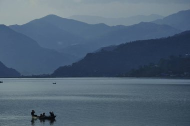 : Nepal Pokhara Lake Phewa ve çevresindeki eteklerinde bir manzara mavi tonlarında.