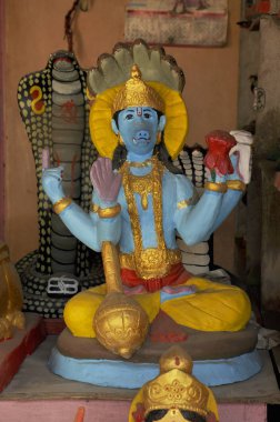 Tanrı'yla bir domuz kellesi. heykelciği