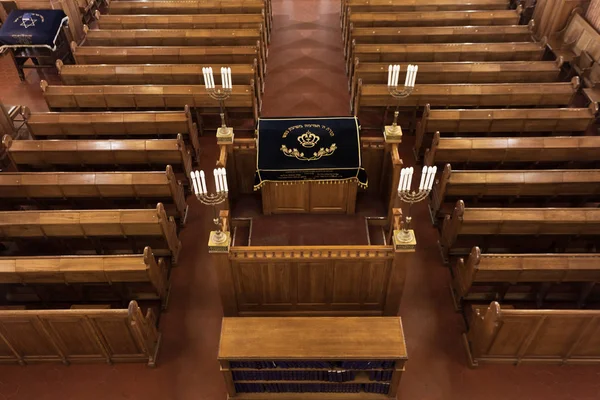 Moskova / Rusya Federasyonu - 21 Haziran 2018: Moskova koro Sinagogu, namazı arasında boş. renkli ve ciddi iç tuhaf desenleri ile. Kutsal Kitap - Tevrat okumak için bir yer