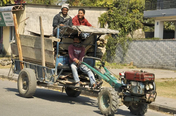 Trabajadores Nepaleses Alegres Montando Pequeño Tractor — Foto de Stock