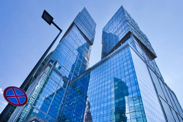 Moskwa Sierpnia 2018 Rosja Drogowskazy Tle Wieżowców Centrum Biznesowym Regulacji — Zdjęcie stockowe