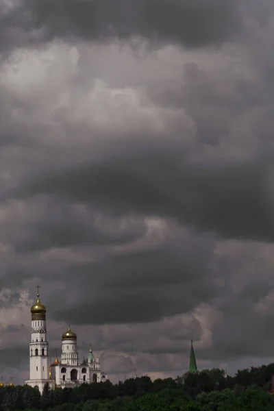 Nubes Sobre Iván Gran Campanario Kremlin Moscú Bajo Oscuras Nubes —  Fotos de Stock