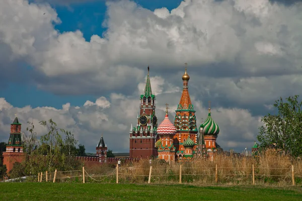 Moskauer Kreml Spasski Turm Und Basilikum Kathedrale Vor Dem Hintergrund — Stockfoto