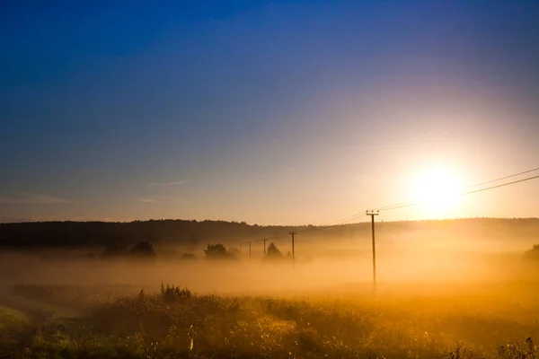 Morgendämmerung Die Morgensonne Geht Über Dem Feld Und Der Hochspannungsleitung — Stockfoto