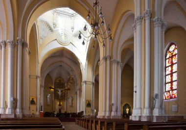 Moskova / Rusya-Temmuz, 26, 2018: Kutsal Bakire Meryem Immaculate Conception katedral. Dış, Gotik Katedrali. Gotik Katedrali arasında Hizmetleri, simgeler, Altar ışık parlak geniş bina