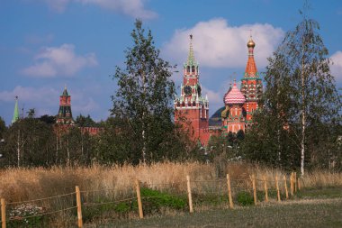 Aziz Basil Katedrali, Spasskaya Kulesi çayır, huş ve çit. Rusya 'nın sembolleri ile peyzaj: Moskova Kremlin, doğa-Birches, alanlar. Rusya Moskova