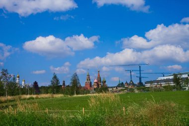 kırsal manzara, arka plan Moskova Kremlin ve vinçler, inşaat sembolü. Moskova Parkı Zaryadie.