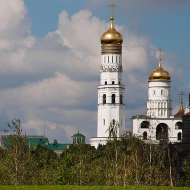 Ivan büyük Moskova Kremlin ve ağaçlar, önünde beyaz çan kulesi ağaç. Rusya Moskova.