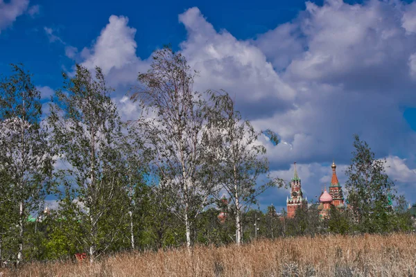 Ένα Τεράστιο Απειλητικό Σύννεφο Πάνω Από Κρεμλίνο Της Μόσχας — Φωτογραφία Αρχείου