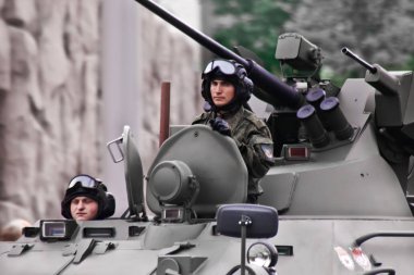 Moskova/Rusya-Mayıs 6, 2018: Ikinci Dünya Savaşı 'nda zafere adanmış geçit töreni provası. Bir savaş aracında Rus askerleri ve bir subay