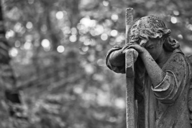 Kederli Angel. 19. yüzyıl, Alman Türbesi (şehir Moscow.Weeping melek bir haç, metin için yer ile tanıtıldı)