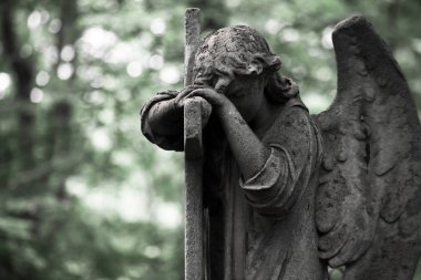 Kederli Angel. 19. yüzyıl, Alman Türbesi (şehir Moscow.Weeping melek bir haç, metin için yer ile tanıtıldı)