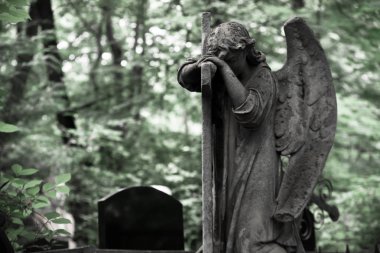Kederli Angel. 19. yüzyıl, Alman Türbesi (şehir Moscow.Weeping melek bir haç, metin için yer ile tanıtıldı)