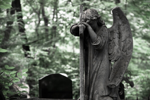 Печальный Ангел. Гробница XIX века, немецкий (введенный) город Москва. Плачущий ангел с крестом, место для текста
