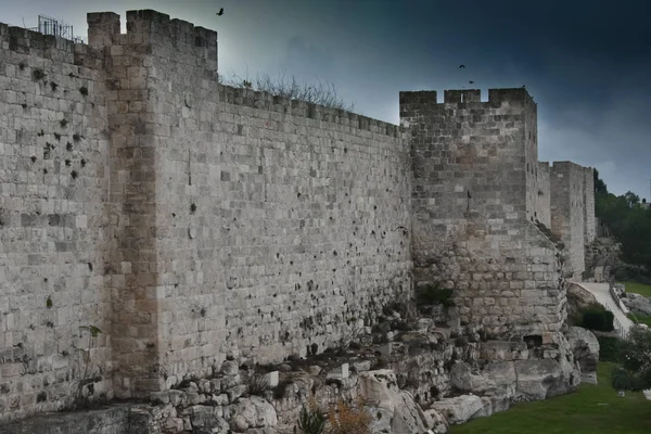耶路撒冷的中世纪城墙 古老的石头 阴郁的天空 — 图库照片