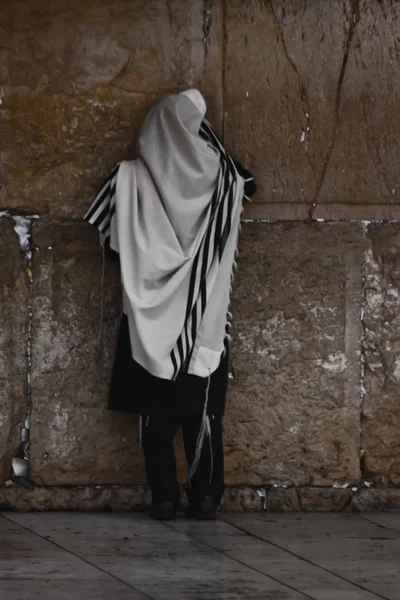 那些在城墙前祈祷的人在耶路撒冷哭泣 一个孤独的正统信徒 — 图库照片