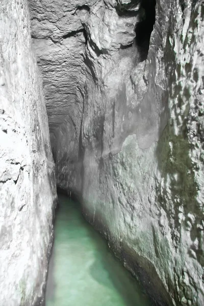 Siloam Tüneli (Hezekiah tüneli). Kuşatma durumunda antik Kudüs 'e su temini için tünel. Dar mağara, yeşil suyun altında.