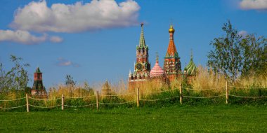 Moskova Kremlin arka planda yeşil ağaçlar ve çim ve Park Zaryadye kırmızı kare. Rüstik çayır ve kutsanmış Basil Katedrali