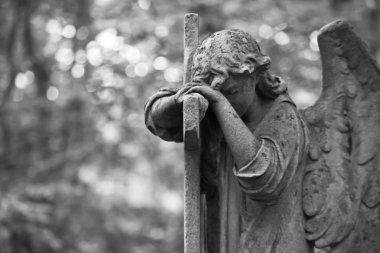 Kederli Angel. 19. yüzyıl, Alman Türbesi (şehir Moscow.Weeping melek bir haç, metin için yer ile tanıtıldı)