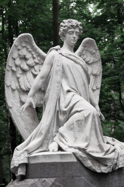Kederli Angel. 19. yüzyıl Türbesi, Alman (tanıtıldı) Moskova şehir. Mermer yas melek yeşil yeşillik bir arka plan üzerinde