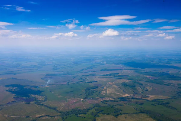 Volo Sotto Nuvole Sopra Pianura Con Fiumi Campi Foreste Vista — Foto Stock